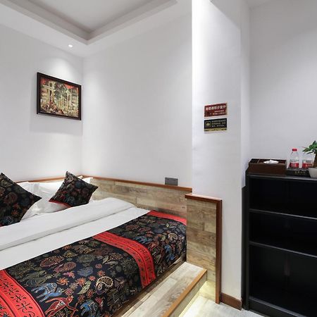 Zou Qu Ye Travel Hotel Чунцин Екстериор снимка