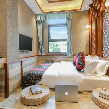 Zou Qu Ye Travel Hotel Чунцин Екстериор снимка