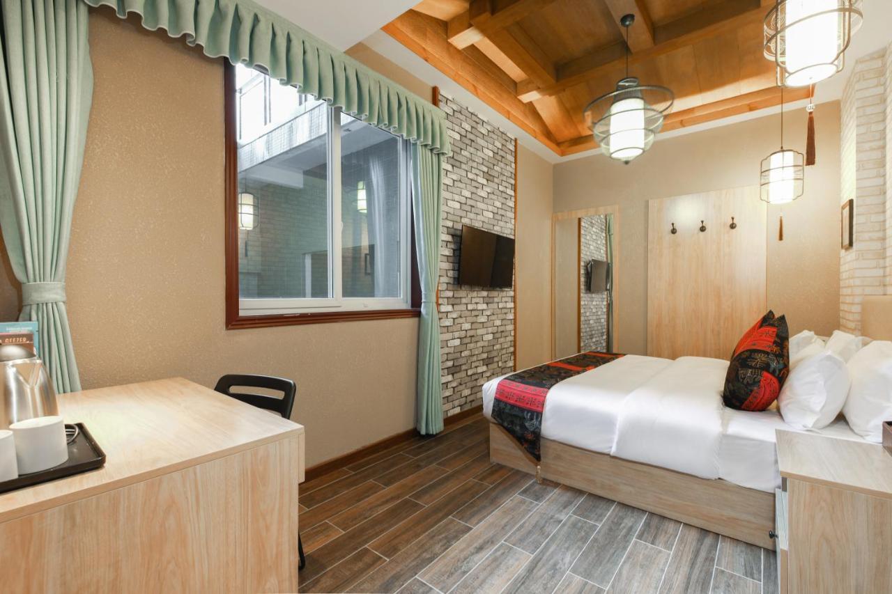 Zou Qu Ye Travel Hotel Чунцин Екстериор снимка