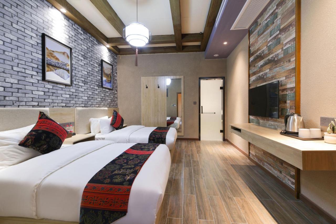 Zou Qu Ye Travel Hotel Чунцин Екстериор снимка